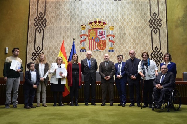 Entrega al Presidente del TC de la Constitución en Braille, en Lectura fácil y en Lengua de Signos por parte del Cermi